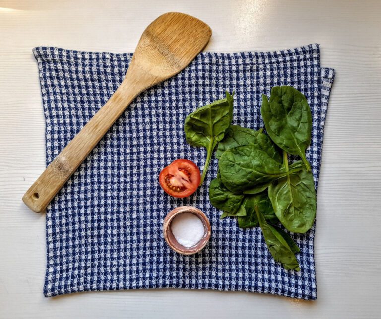 bamboo spoon, salt, tomato, spinach